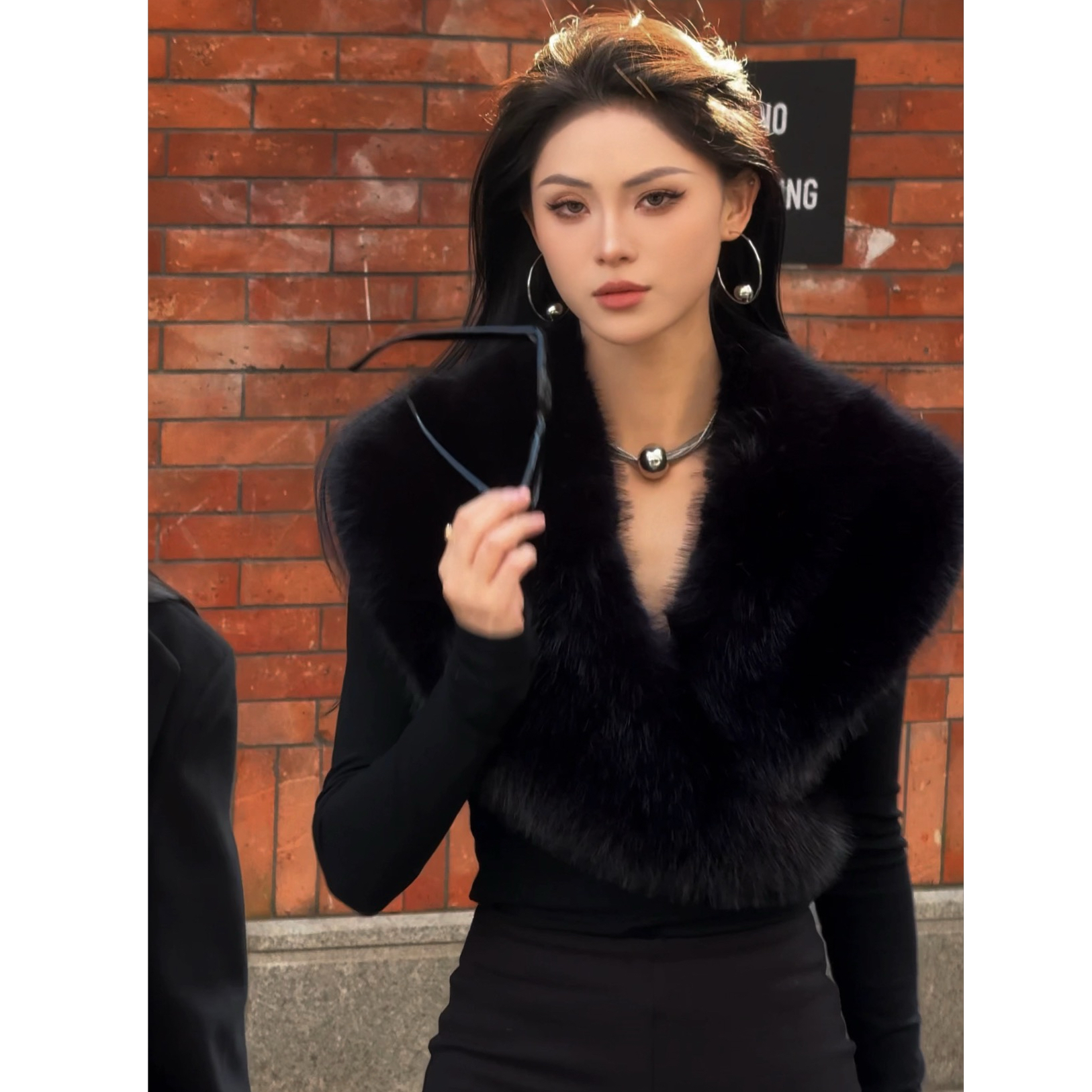 BETTER ME 秋冬黑色大毛领T恤女冬修身辣妹内搭打底上衣