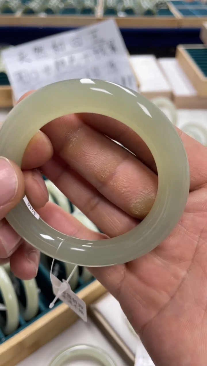 未镶嵌手镯和田玉微****。和田玉手镯