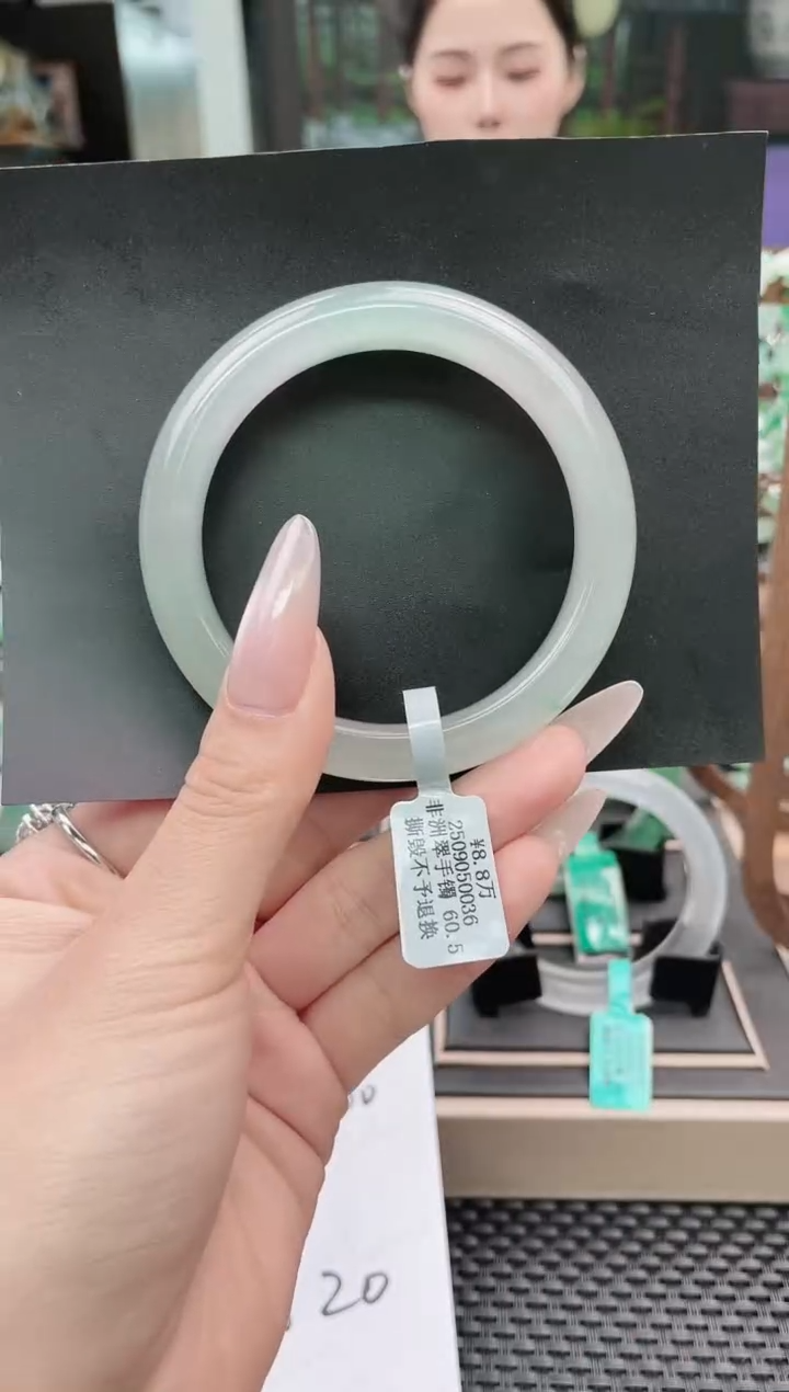 未镶嵌手镯石英质玉（非洲翠）手镯