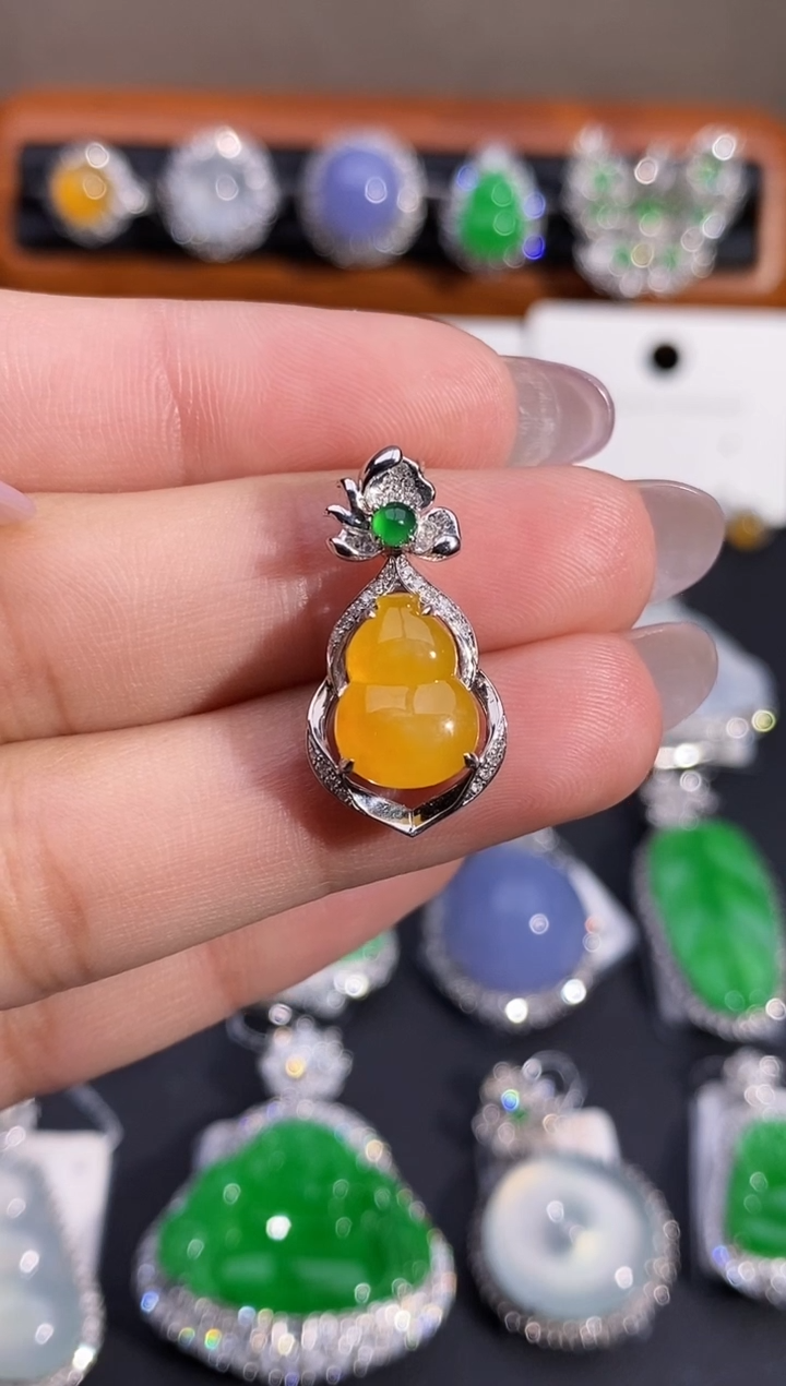 【闪购商品】翡翠颈饰18K金镶嵌吊坠