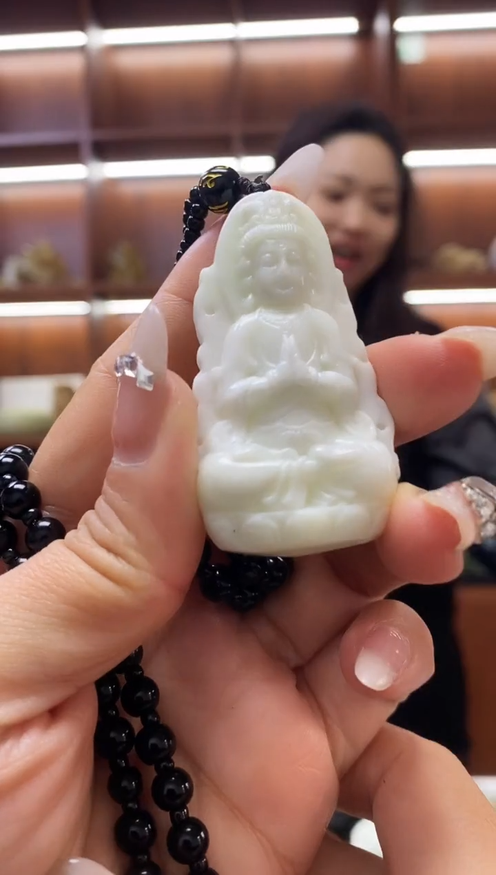 未镶嵌蛇纹石玉吊坠    