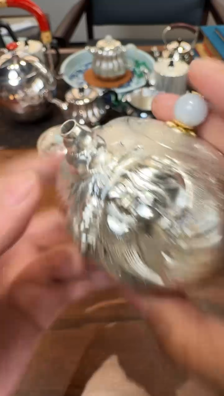 *囡*呆坐  錾刻嵌金福寿双全西施壶