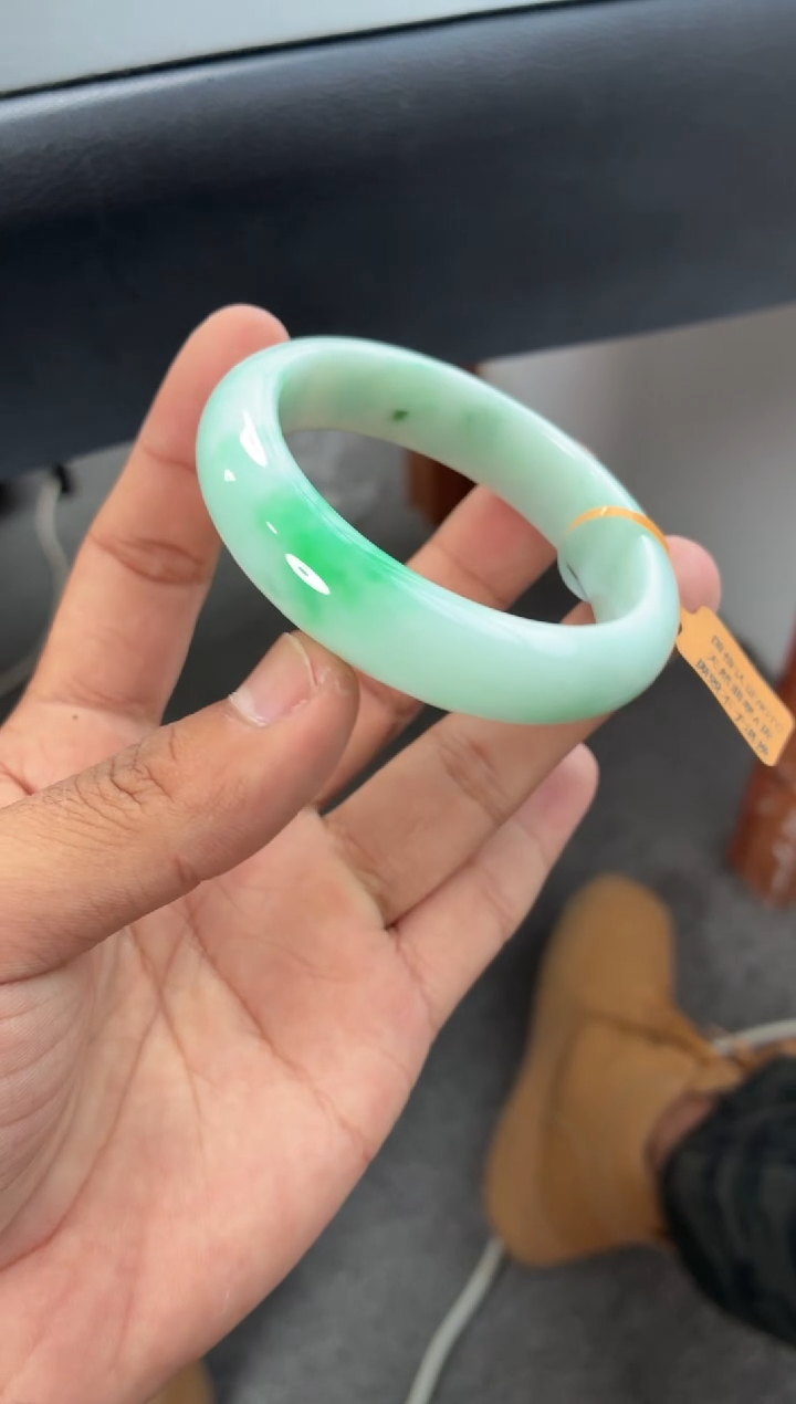 未镶嵌手镯翡翠（大漏）细腻飘阳翠绿花点  4号 52-53圈口 （微瑕）