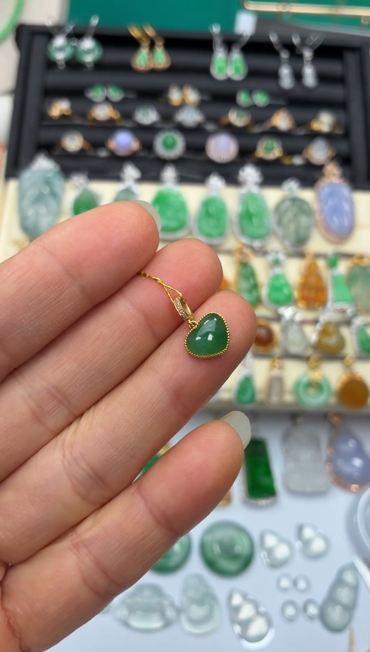 颈饰18K金镶嵌翡翠天然翡翠A货