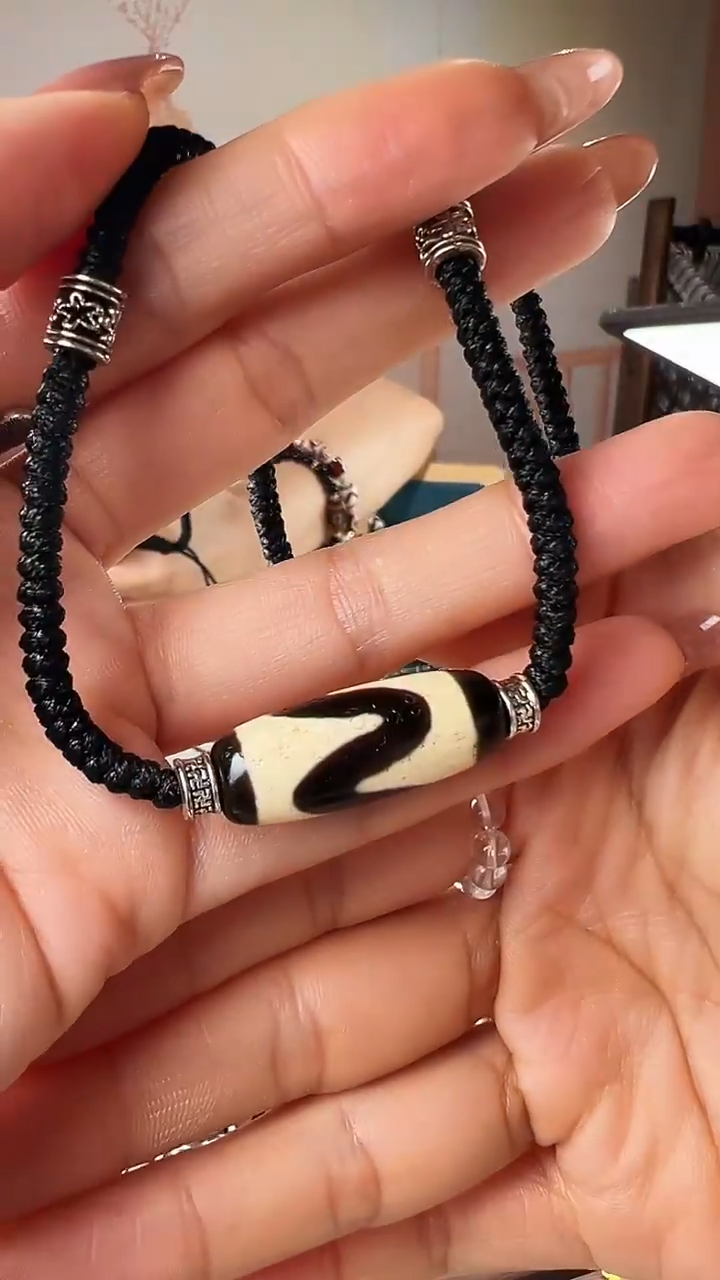 未镶嵌颈饰玛瑙/玉髓虎牙