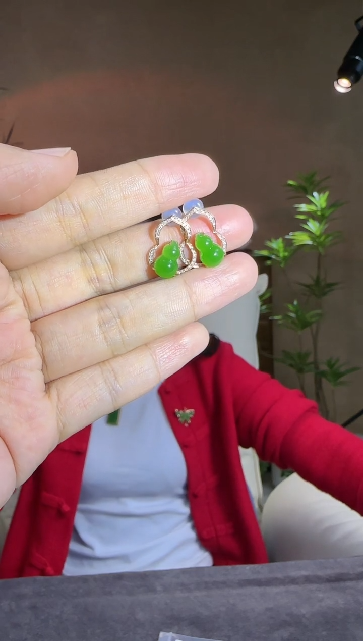【闪购商品】和田玉耳钉18K金镶嵌18K金镶苹果绿葫芦耳钉