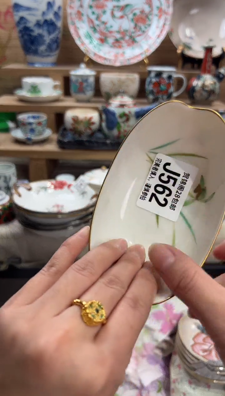 瓷片娟**师      J562