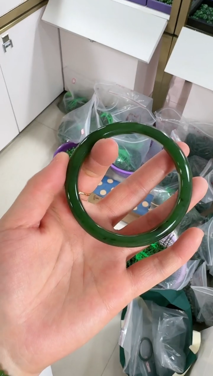 【闪购商品】和田玉（碧玉）未镶嵌手镯60红皮