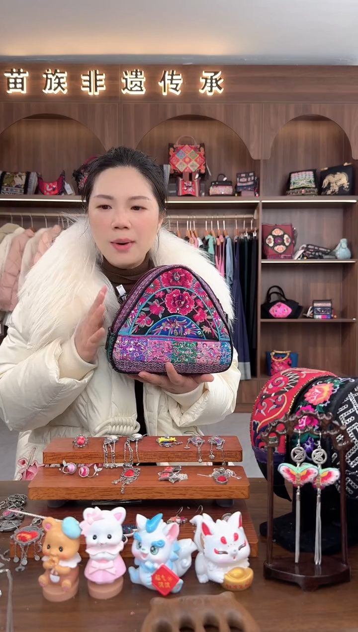 【闪购商品】织绣扶光苗绣传承L18