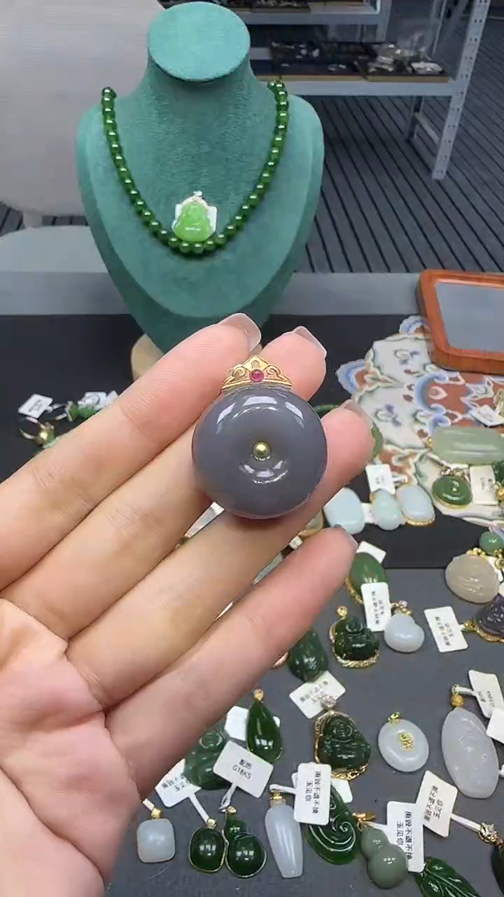 18K金镶嵌和田玉挂件1
