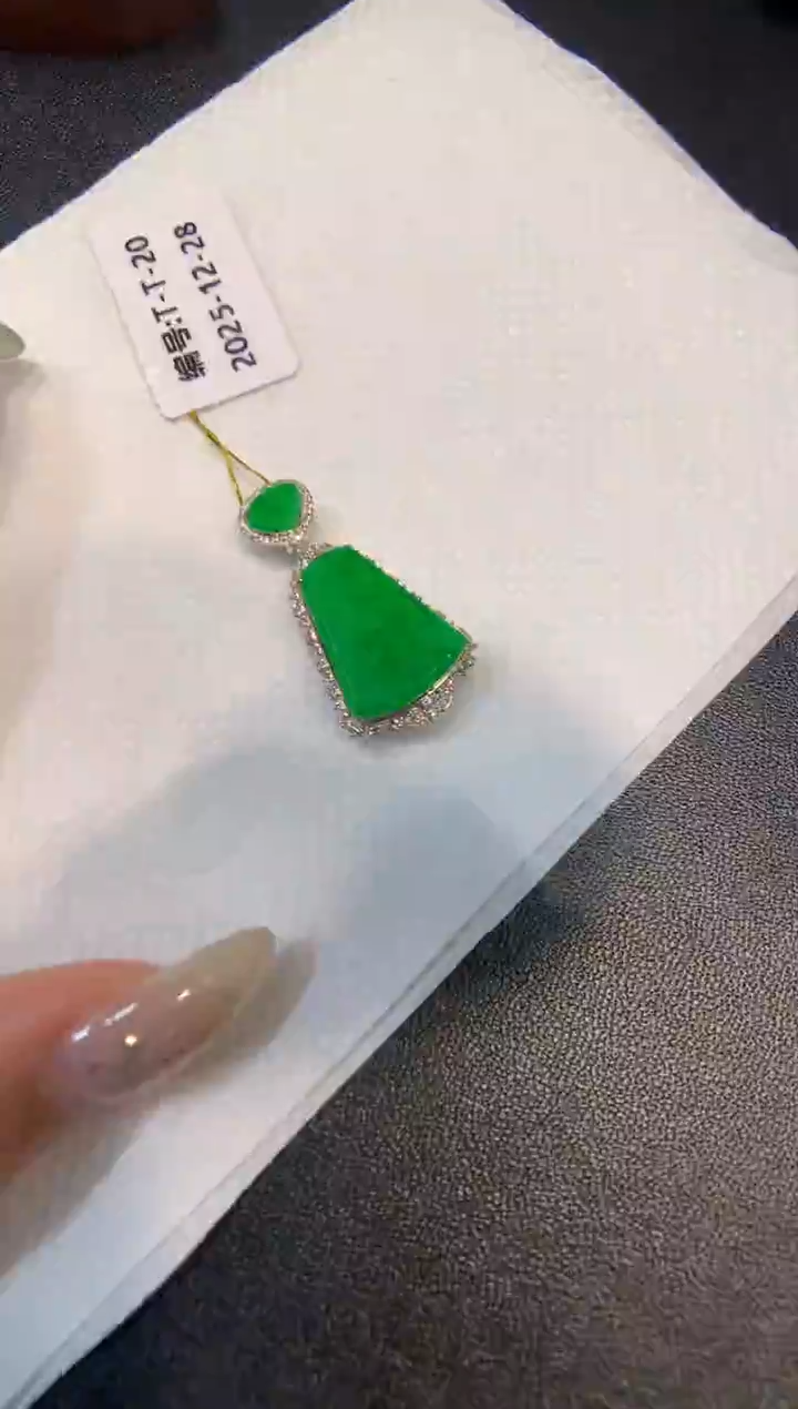 颈饰18K金镶嵌翡翠立*无事牌