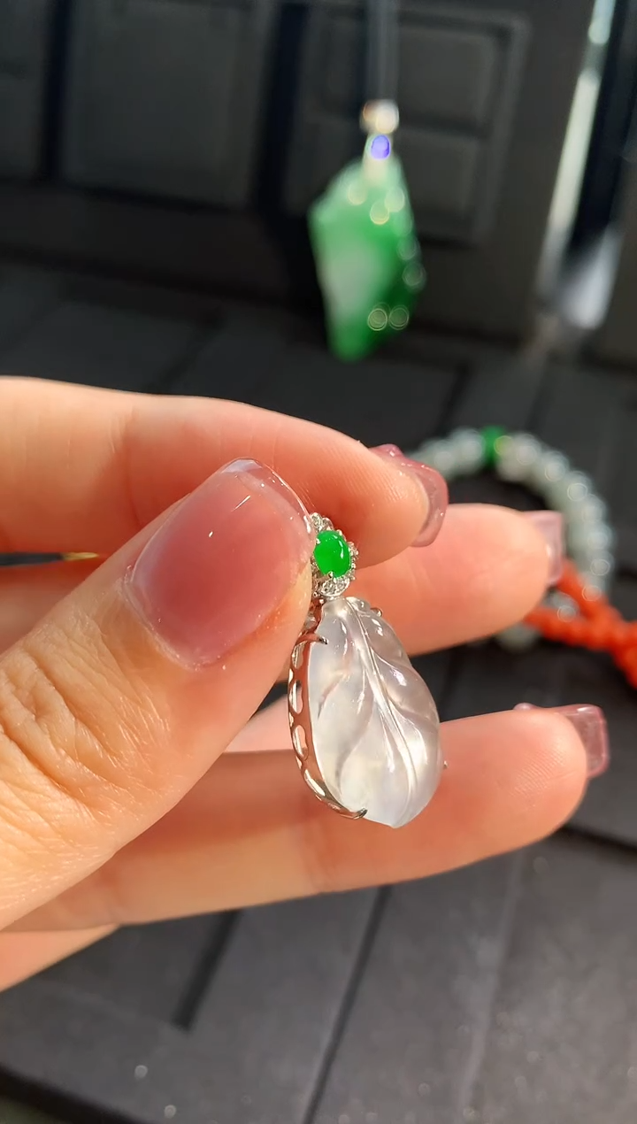 【闪购商品】翡翠颈饰18K金镶嵌吊坠