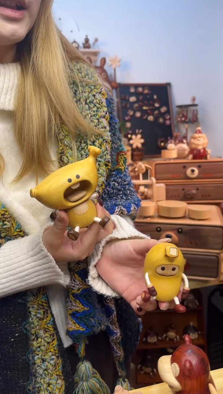 木两只香蕉人摆件