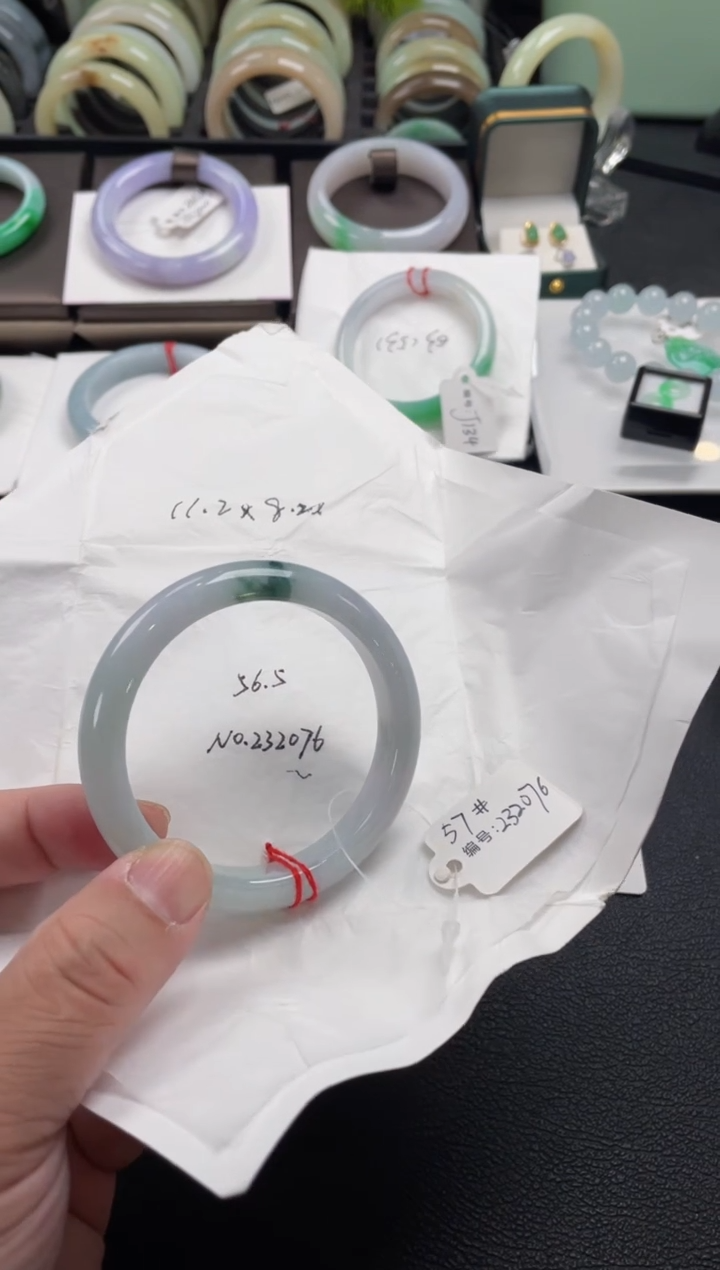 【闪购商品】翡翠手镯未镶嵌56.5正圈