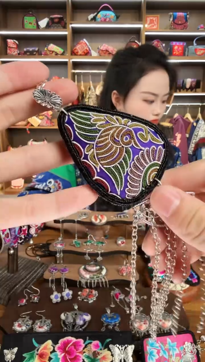 【闪购商品】织绣29蒙阿苏苗绣传承