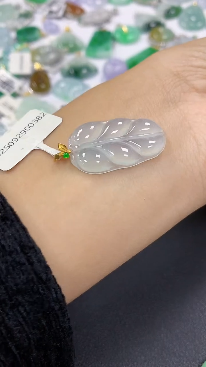 颈饰18K金镶嵌翡翠a货假一赔三支持复检百元上9元证书费自理