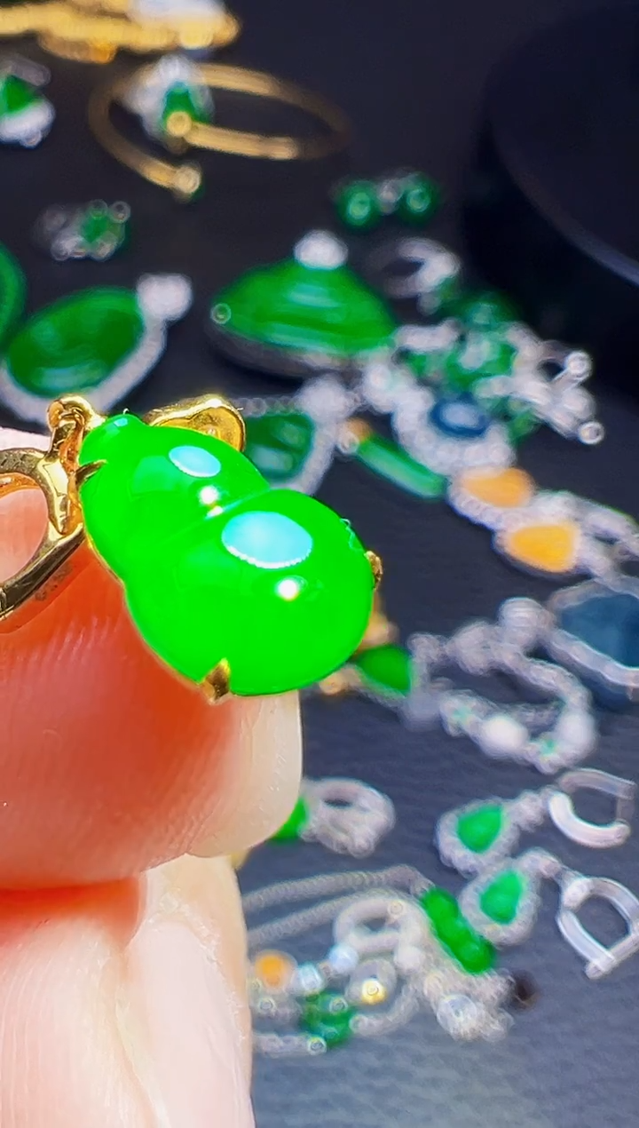 颈饰18K金镶嵌翡翠平**淡翡翠