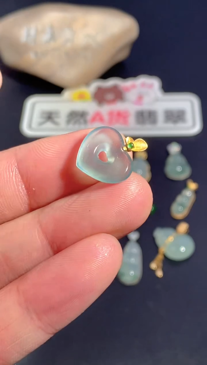 颈饰18K金镶嵌翡翠   