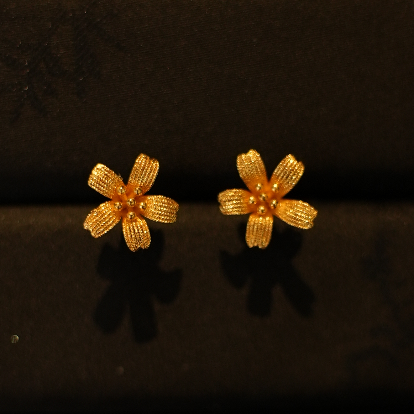 鳳喆古法錾刻工艺设计师款炸珠小花耳钉(一对)足金婚嫁五金国风