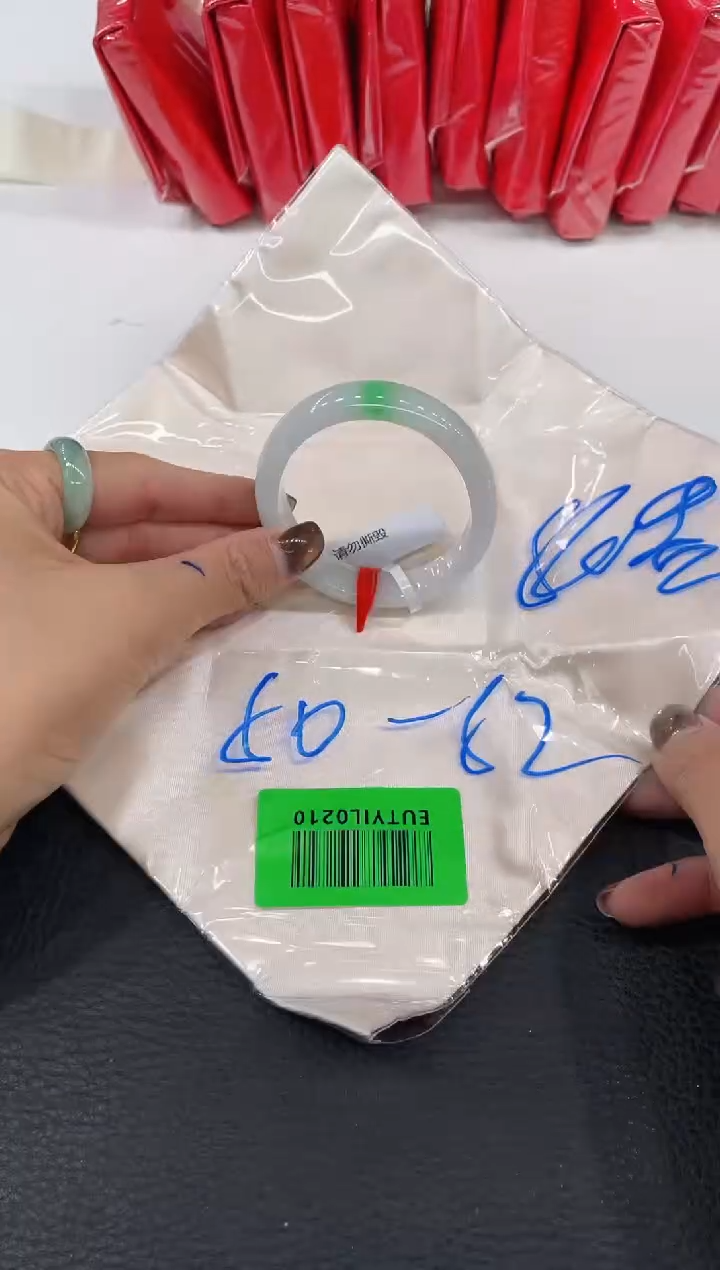 【闪购商品】翡翠手镯（贵妃镯）未镶嵌手镯