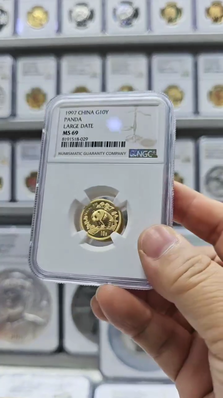 【闪购商品】纯金1997年大字熊猫金币NGC69
