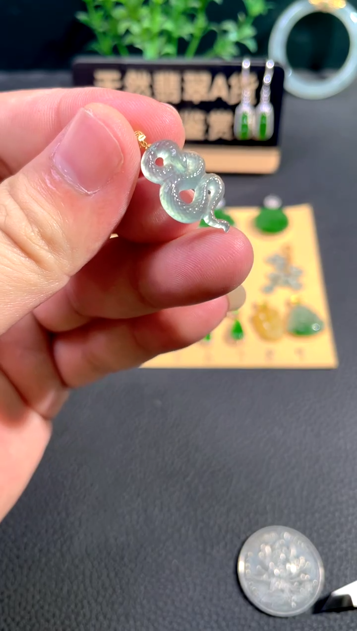 颈饰18K金镶嵌翡翠翡翠