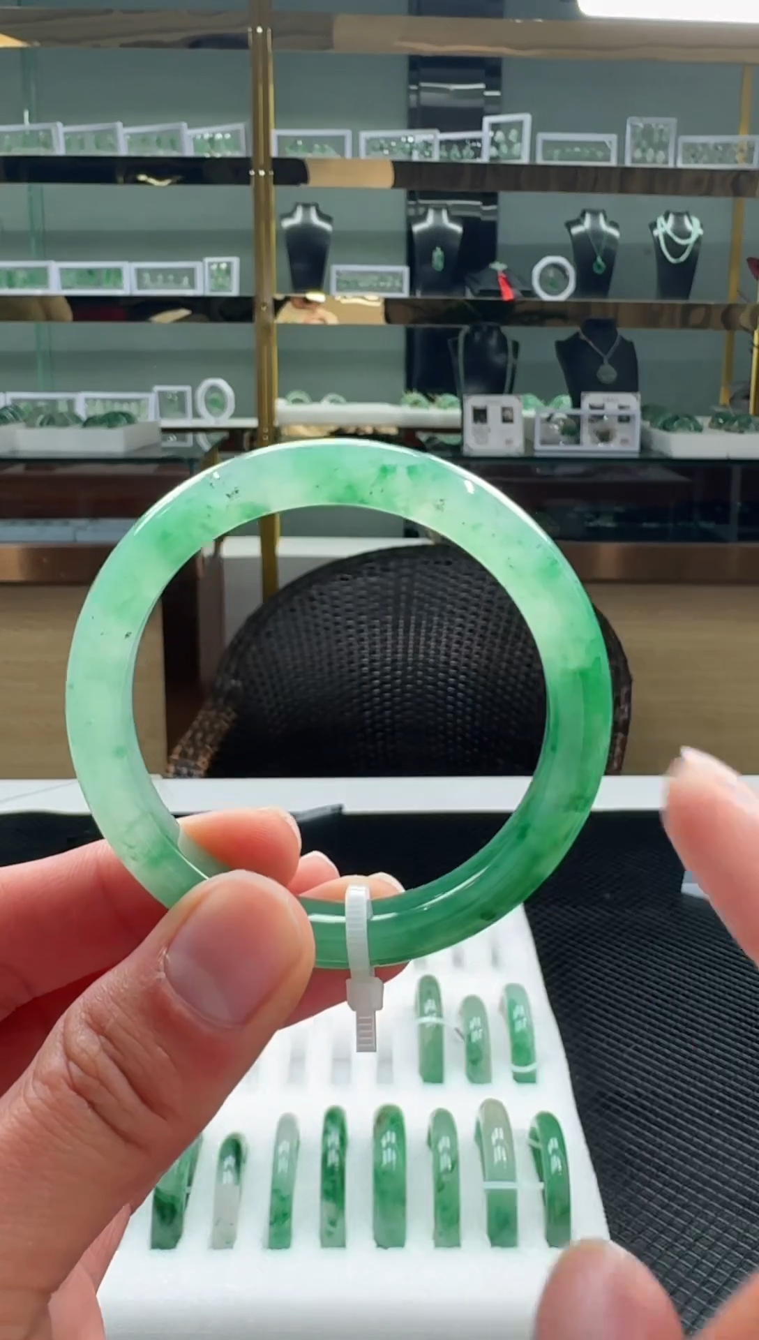 【闪购商品】石英质玉手镯未镶嵌天然冰飘花非洲翠