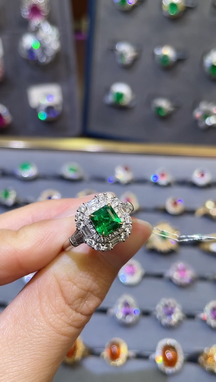 【闪购商品】祖母绿戒指18K金镶嵌0.88ct/吉尔德