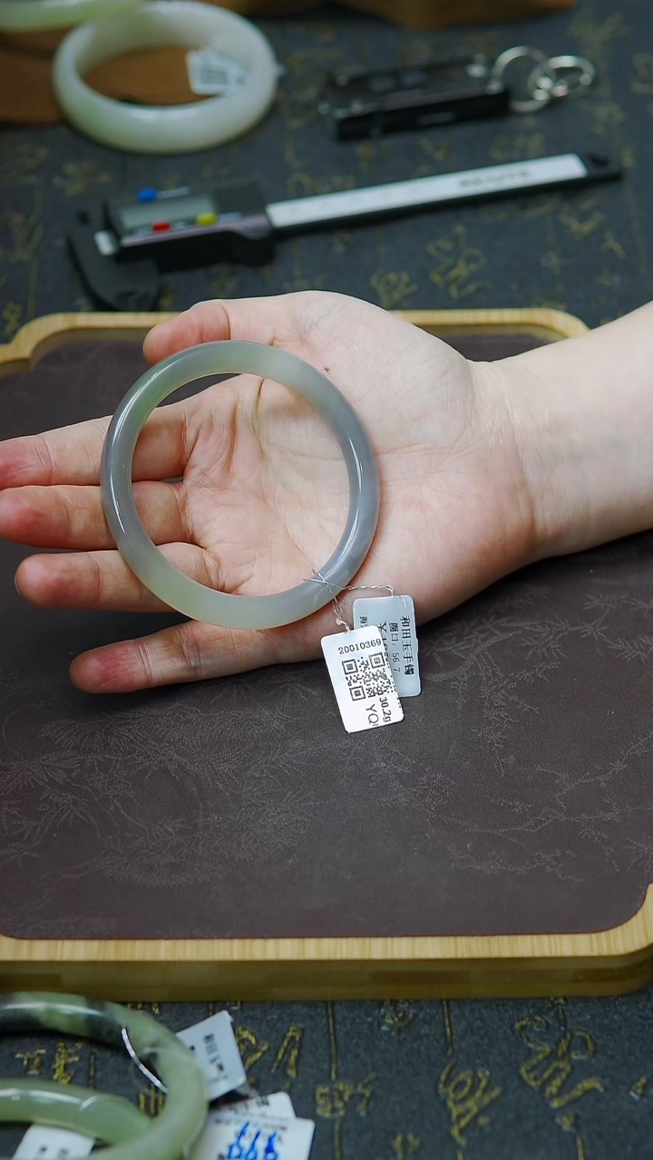 未镶嵌手镯和田玉56-57圈口冰胶三彩翠青手镯