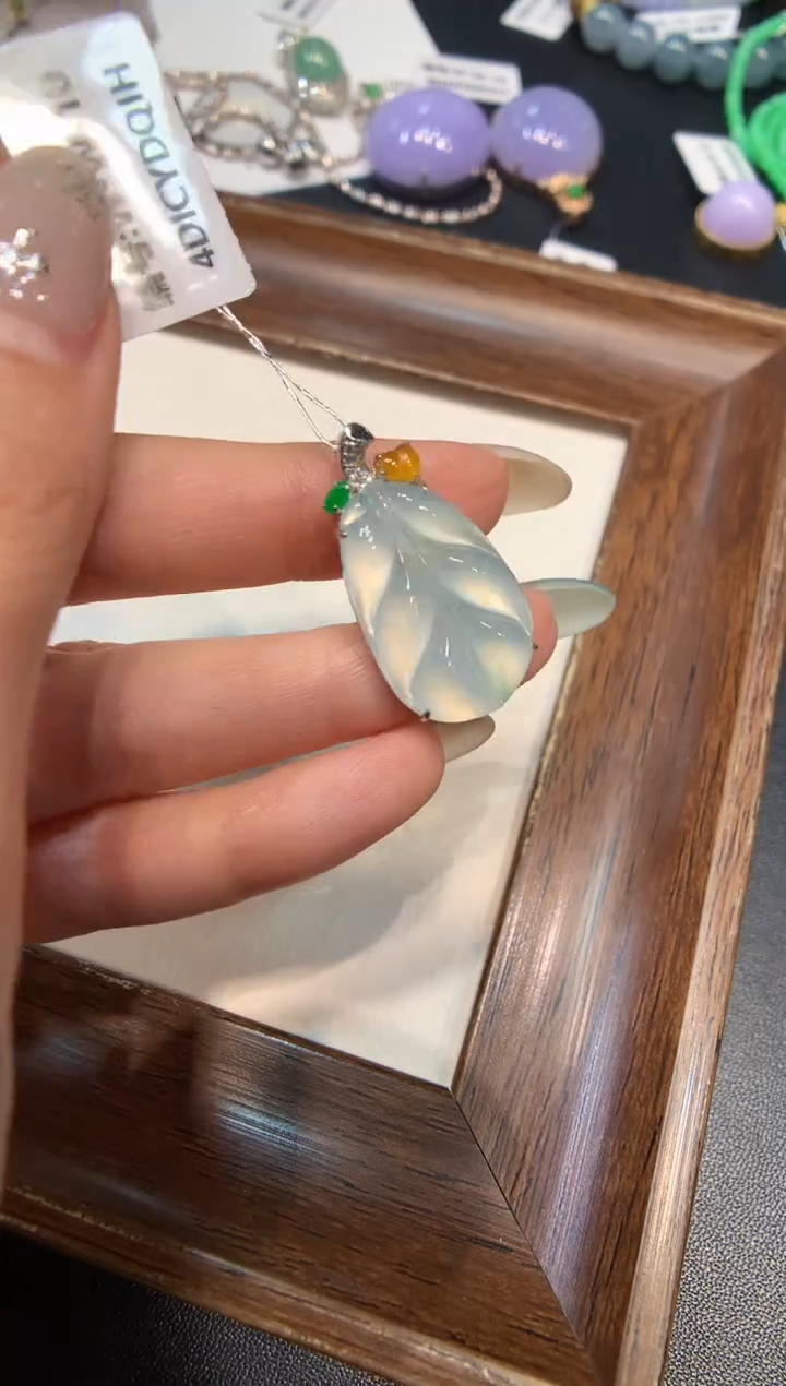 颈饰18K金镶嵌翡翠叶子