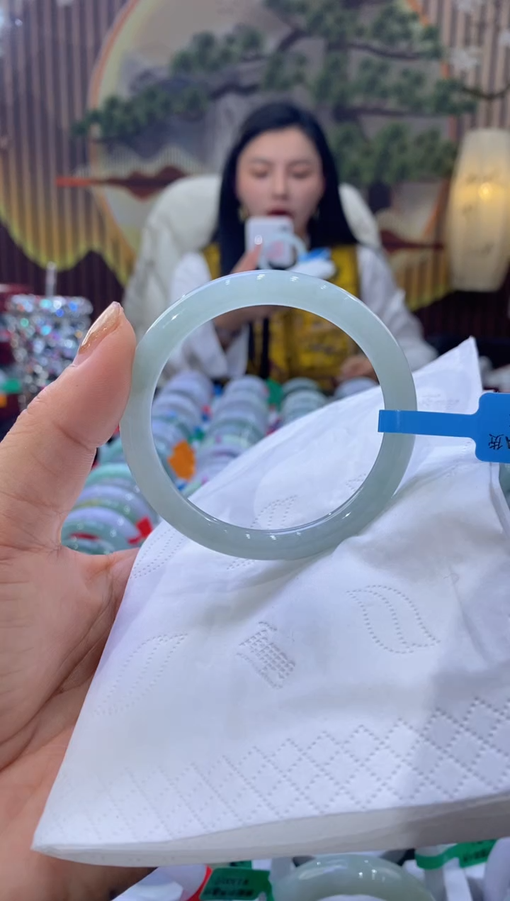 【闪购商品】翡翠手镯未镶嵌多人00385