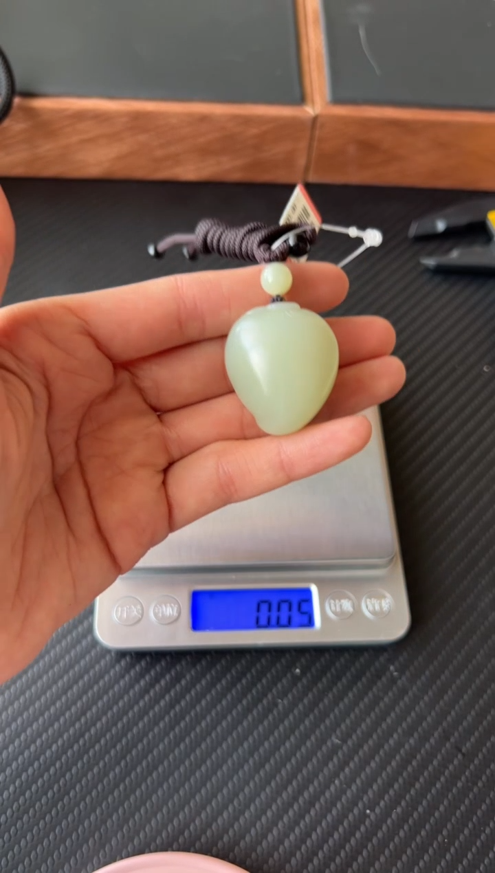 【闪购商品】和田玉吊坠(赠链)未镶嵌且末微色差迪克兰