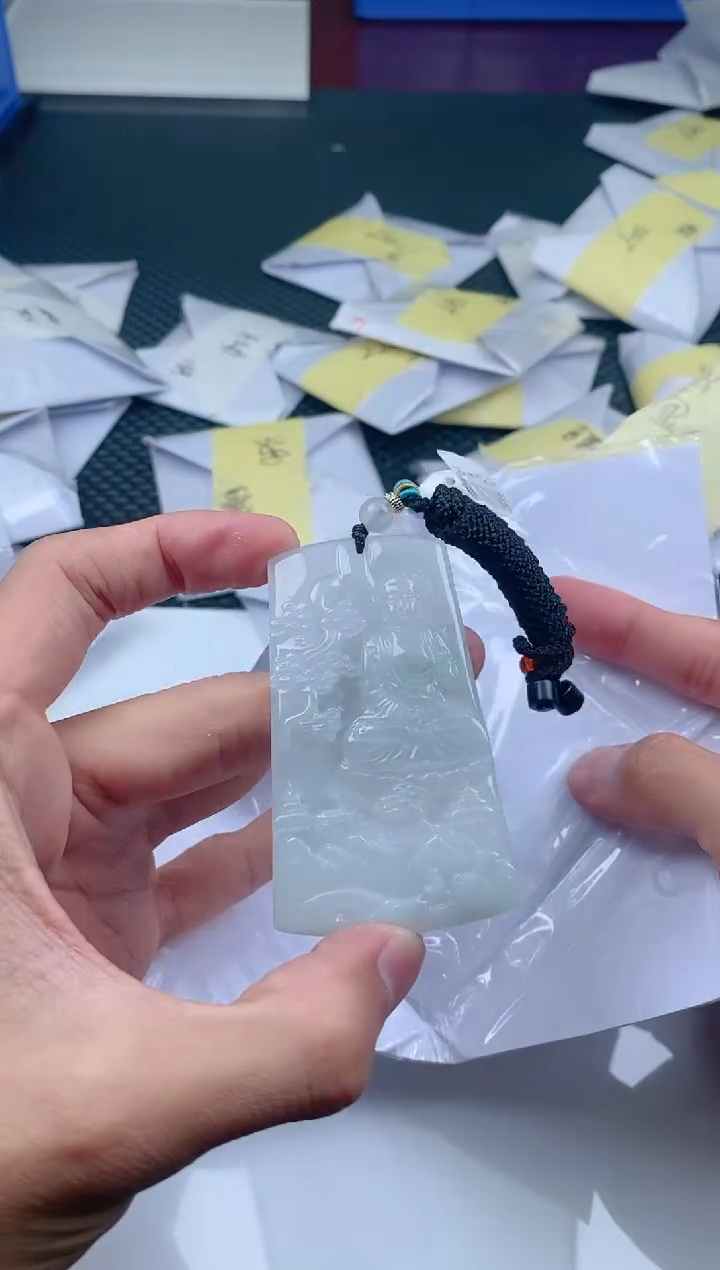 翡翠未镶嵌颈饰        