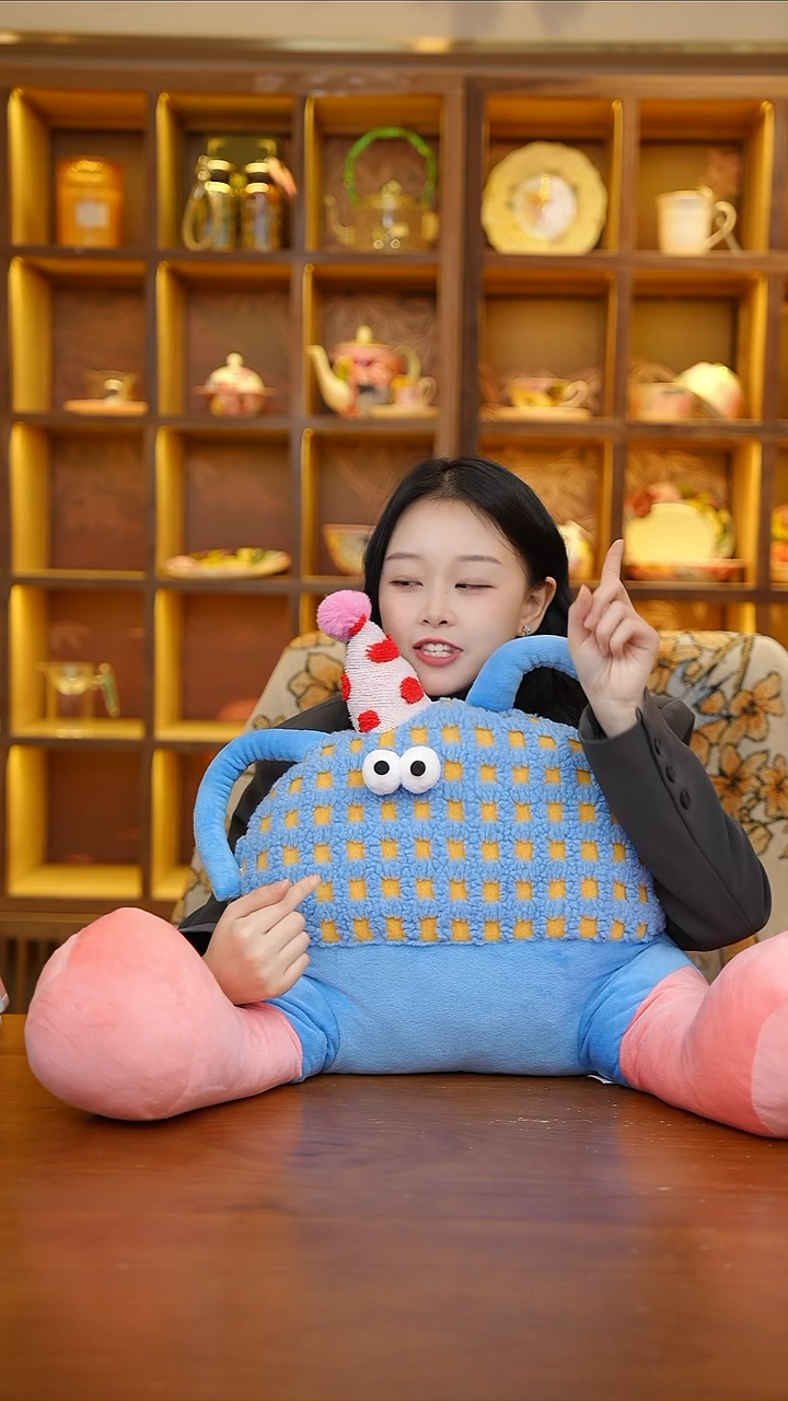 陶114-蓝色怪兽按摩枕-CF6123