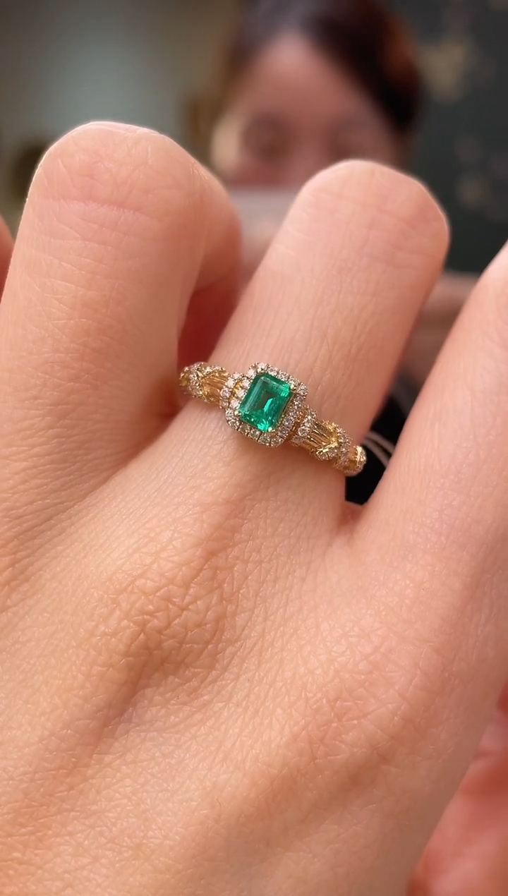 祖母绿戒指18K金镶嵌哥伦比亚主石：0.31ct