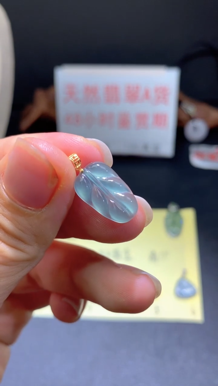 翡翠18K金镶嵌颈饰翡翠吊坠