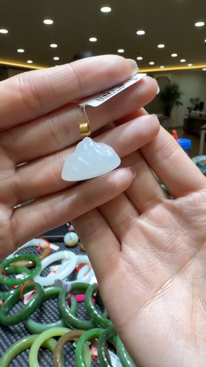 颈饰18K金镶嵌和田玉挂件