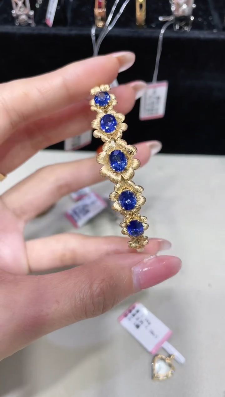 18K金镶嵌天然蓝宝石手镯