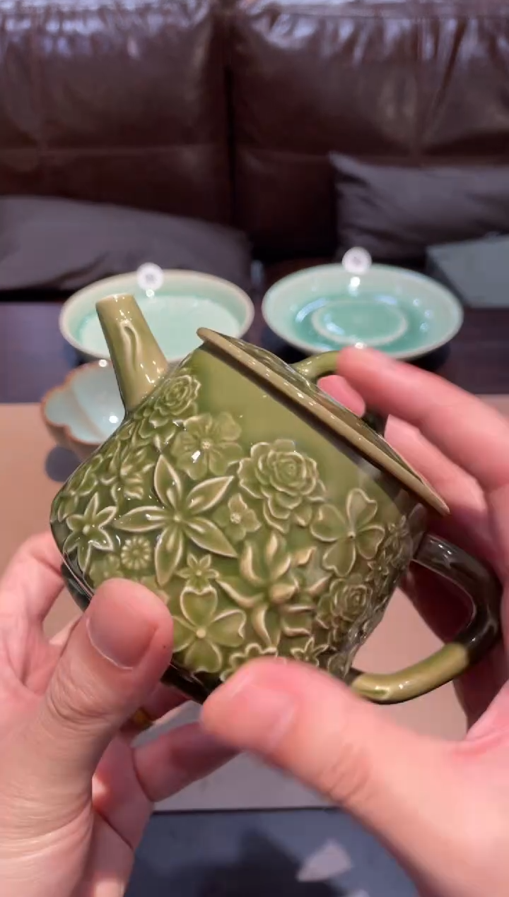 102窑承青瓷万花壶