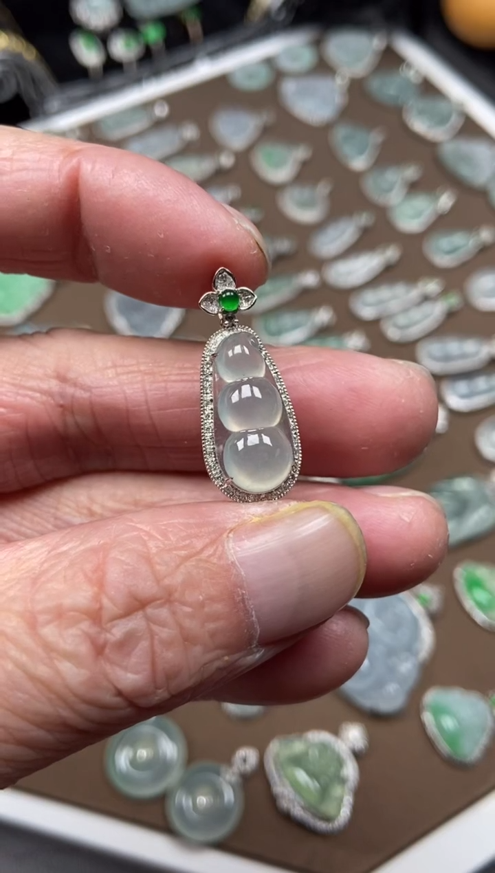 【闪购商品】翡翠吊坠(不含链)18K金镶嵌福豆