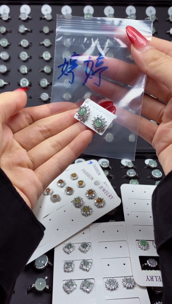 未镶嵌戒指翡翠?****1翡翠吊坠