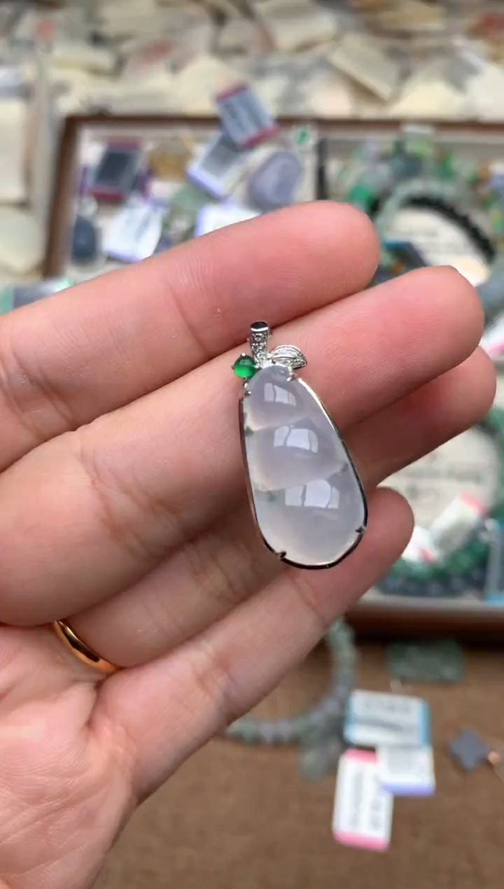 18K金镶嵌挂件翡翠一