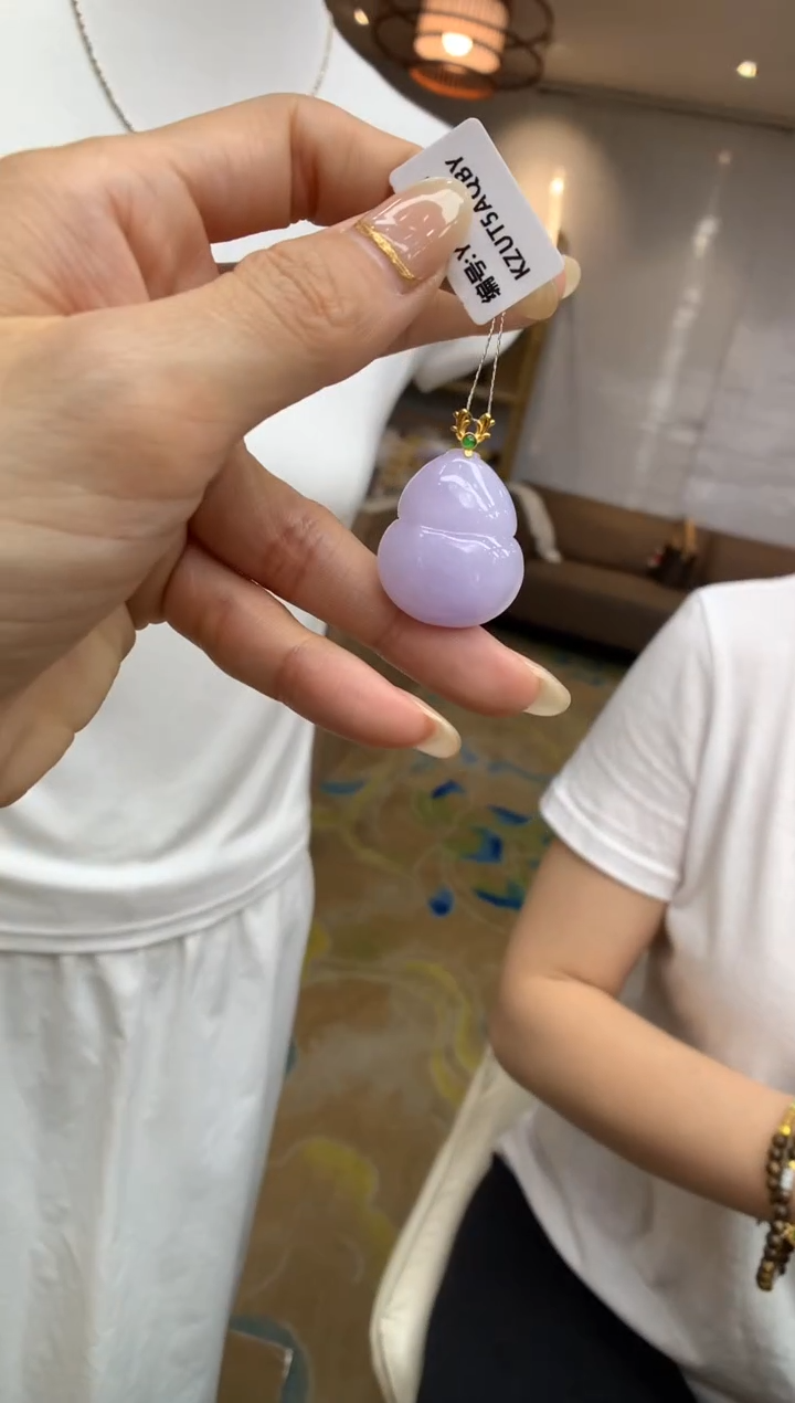 翡翠18K金镶嵌颈饰葫芦