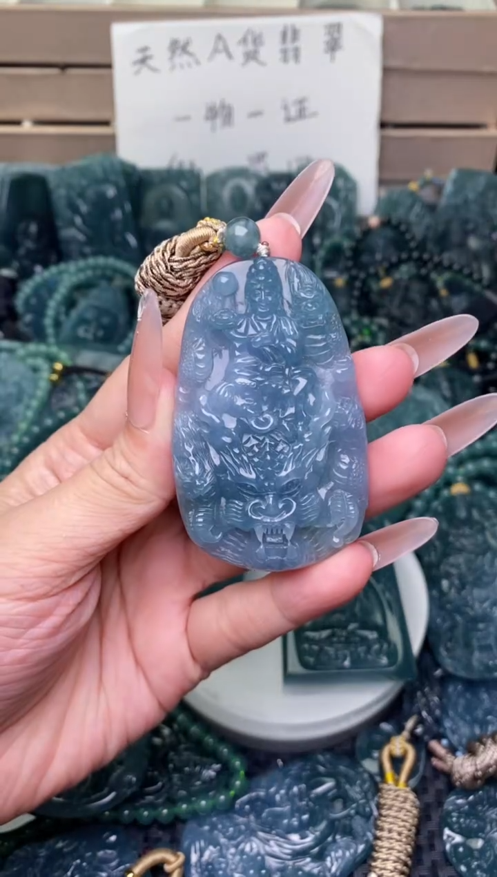 翡翠未镶嵌颈饰          