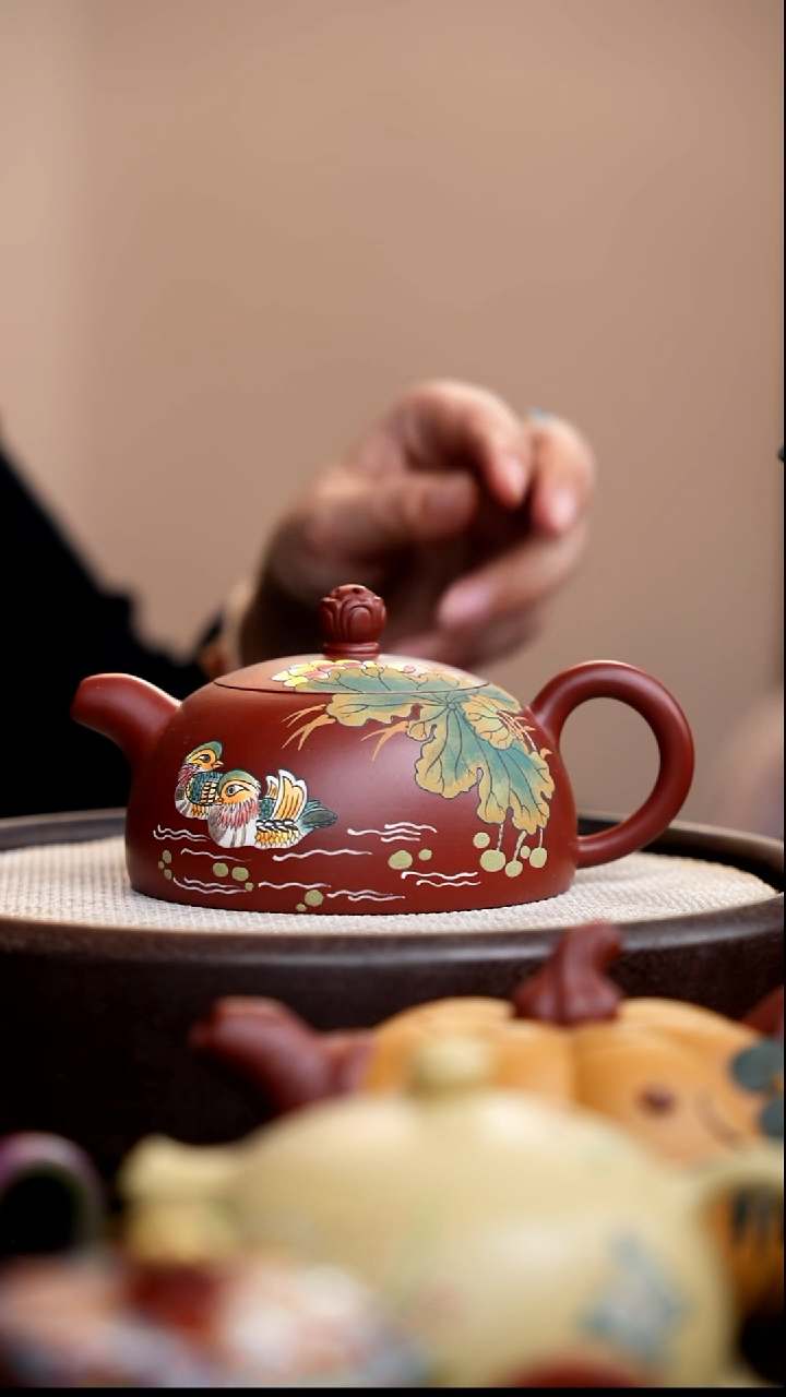 茶壶紫砂朱泥半月泥绘鸳鸯