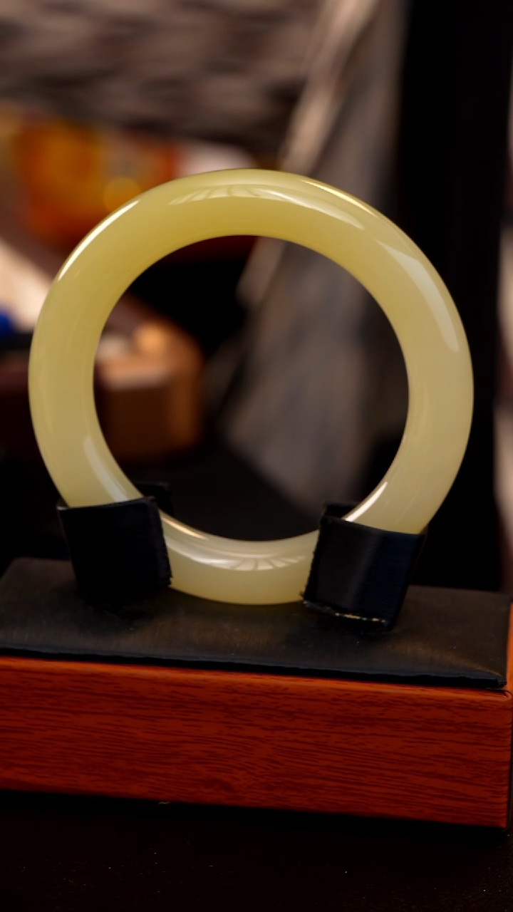 未镶嵌手镯和田玉新疆若羌渐变冰黄口圆条手镯 圈口55.5mm