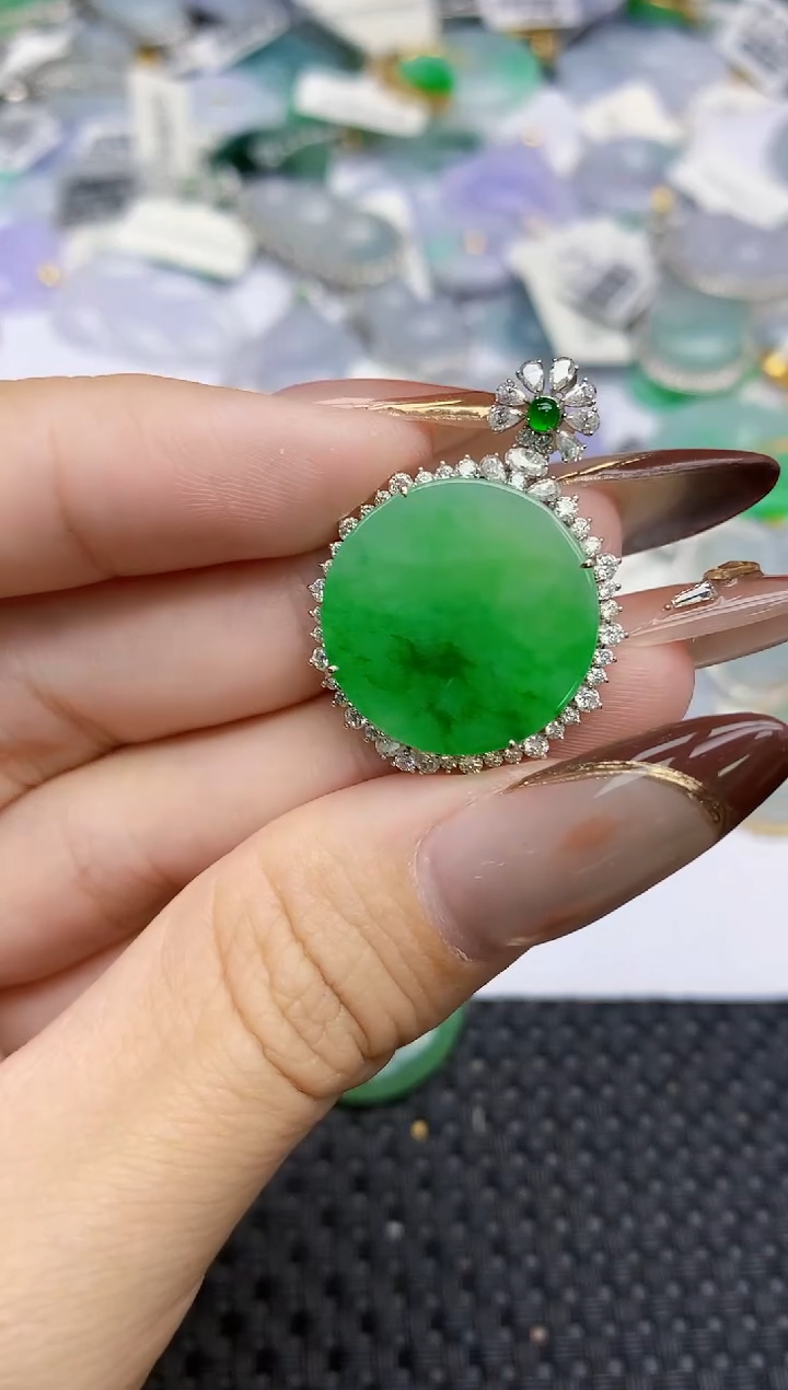 颈饰18K金镶嵌翡翠   天然翡翠A货  百元以上9米证书费自理