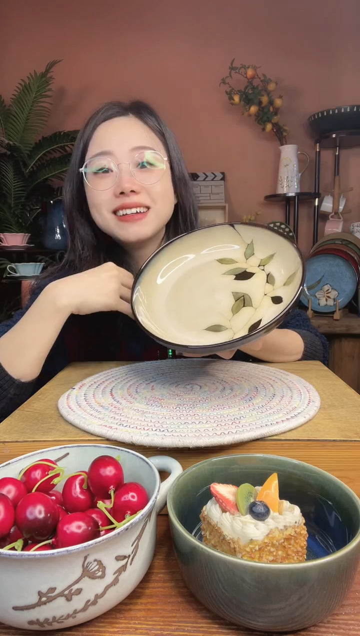 陶瓷8.3英寸手绘竹叶深盘 微瑕疵