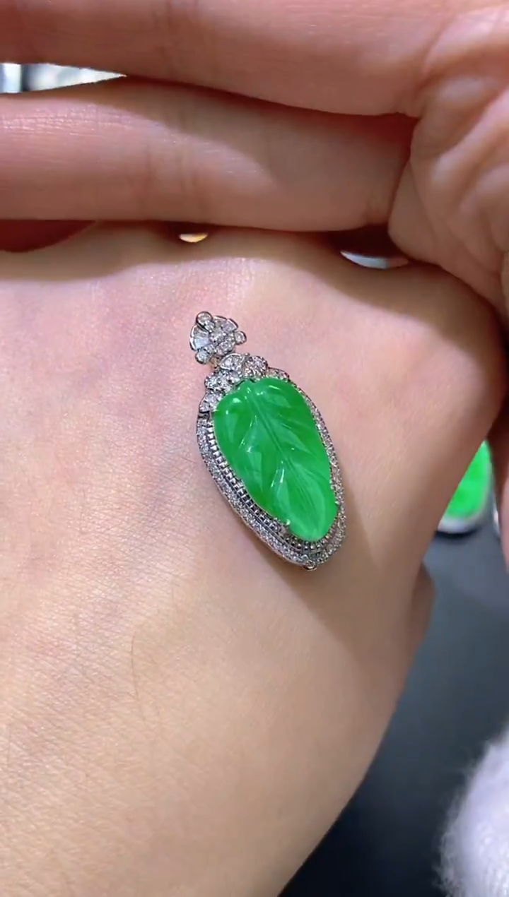 颈饰18K金镶嵌翡翠叶子