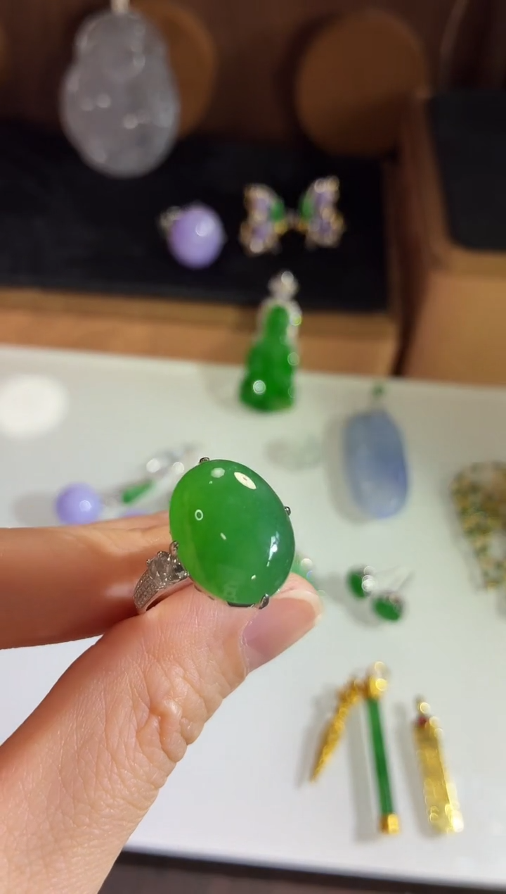 18K金镶嵌戒指翡翠戒指